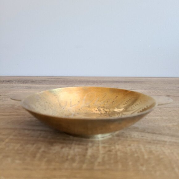 Vintage etched brass trinket dish with handles. - Picture 2 of 4